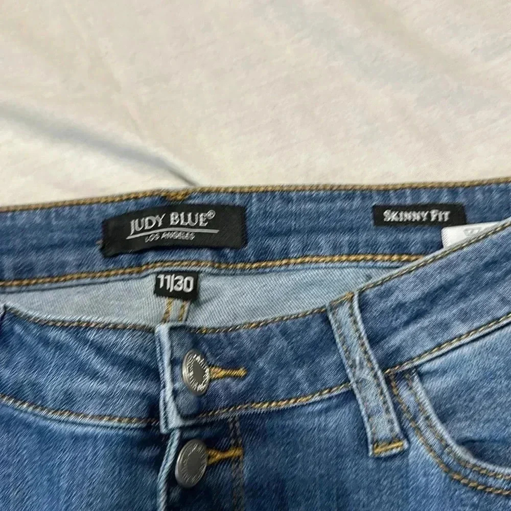 Judy Blue Skinny Fit Straight Leg Button Fly Jeans size 11/30 - Picture 3 of 6
